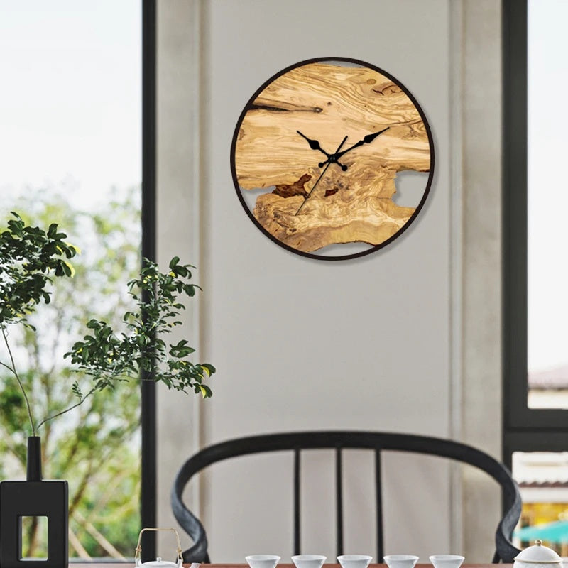 Elegante reloj de pared transparente de acrílico. Diseño funcional que complementa la decoración interior moderna.