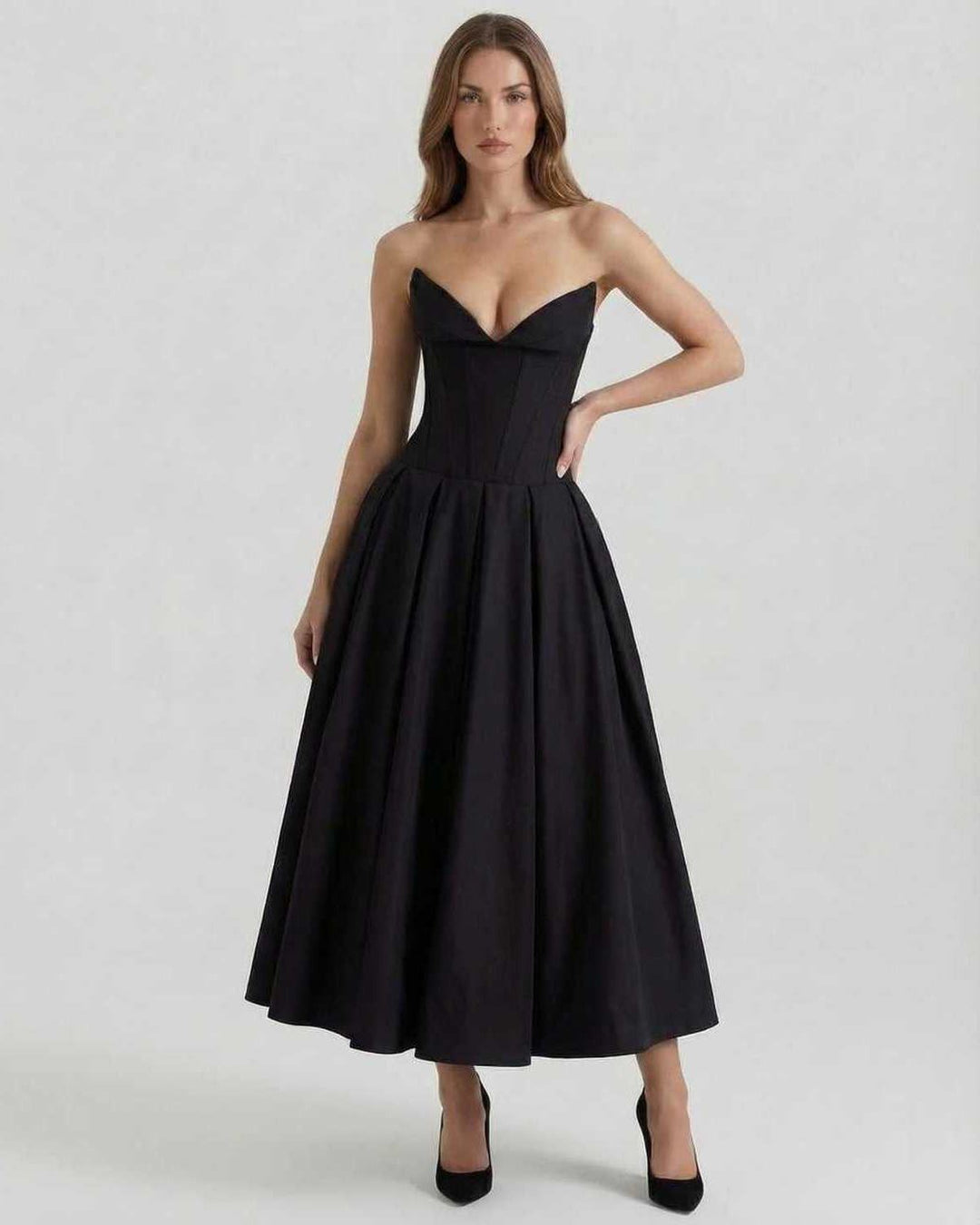 Elegante vestido midi negro sin tirantes Cleo para mujer, con silueta A, opción sofisticada para cualquier ocasión.