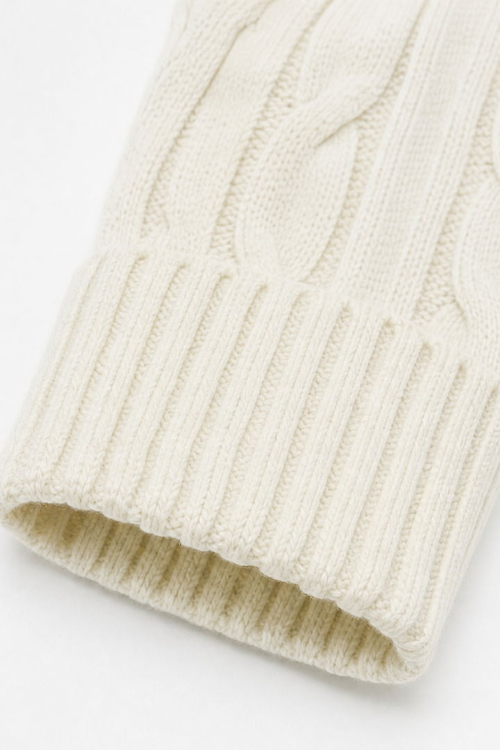 Textura detallada de los ochos en cárdigan de punto para mujer, con capucha, cálido y moderno.
