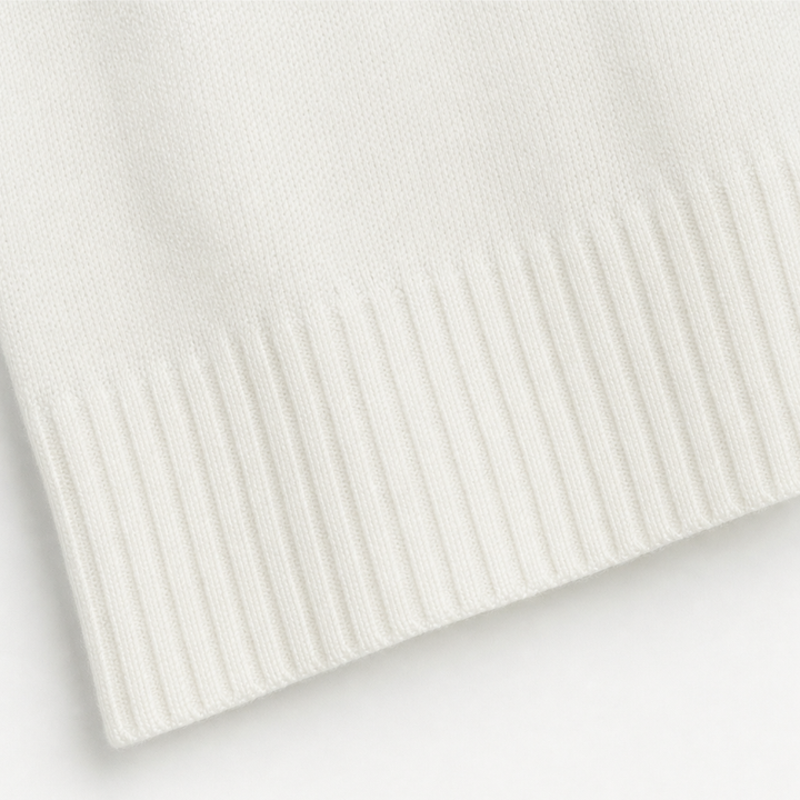 Jersey elegante de mujer, cuello chimenea, drapeado. Confort y estilo minimalista.