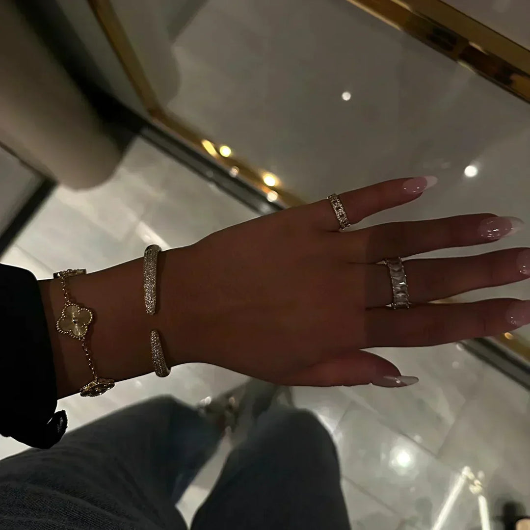 Pulsera trébol elegante para mujer, acero inoxidable y oro 18k. Perfecta para regalo y moda femenina.