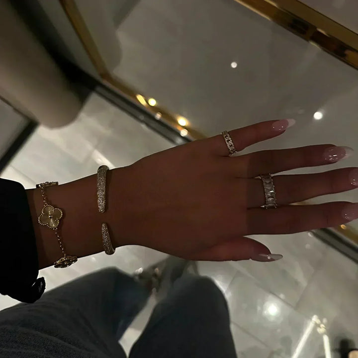 Pulsera trébol elegante para mujer, acero inoxidable y oro 18k. Perfecta para regalo y moda femenina.