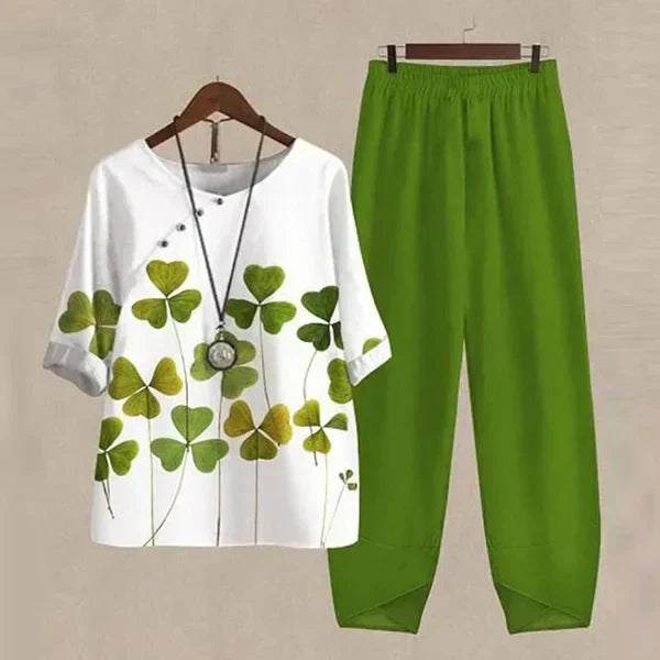 Conjunto floral versátil de blusa y pantalón recto para mujer, ideal para looks casuales o semi-formales.