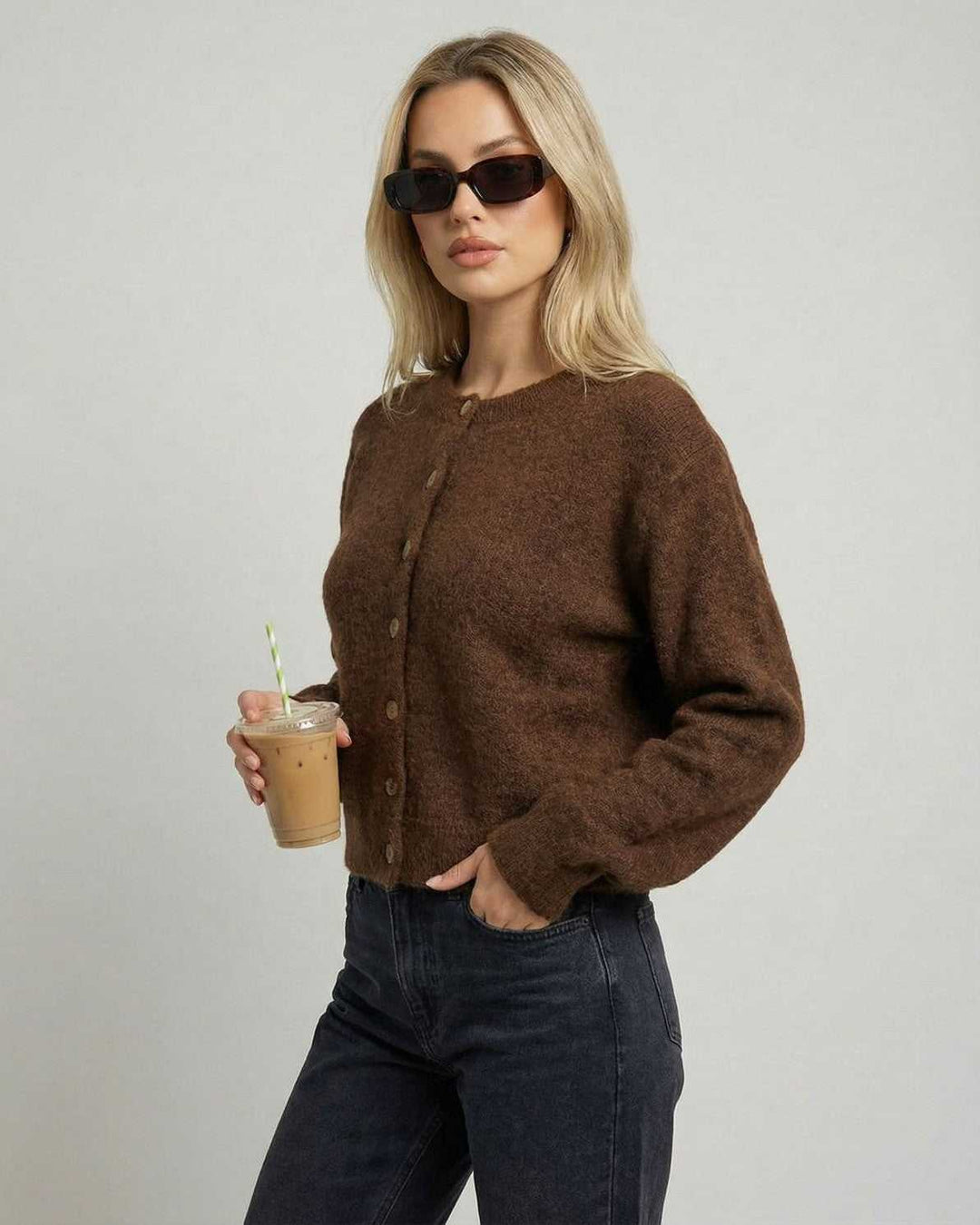 Cárdigan de punto holgado para mujer, con textura suave y estilo moderno para la moda casual.