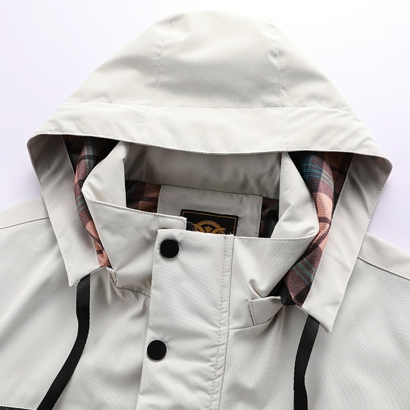 Hombre con chaqueta cortavientos, multibolsillos, ideal para viaje y uso casual en la ciudad.