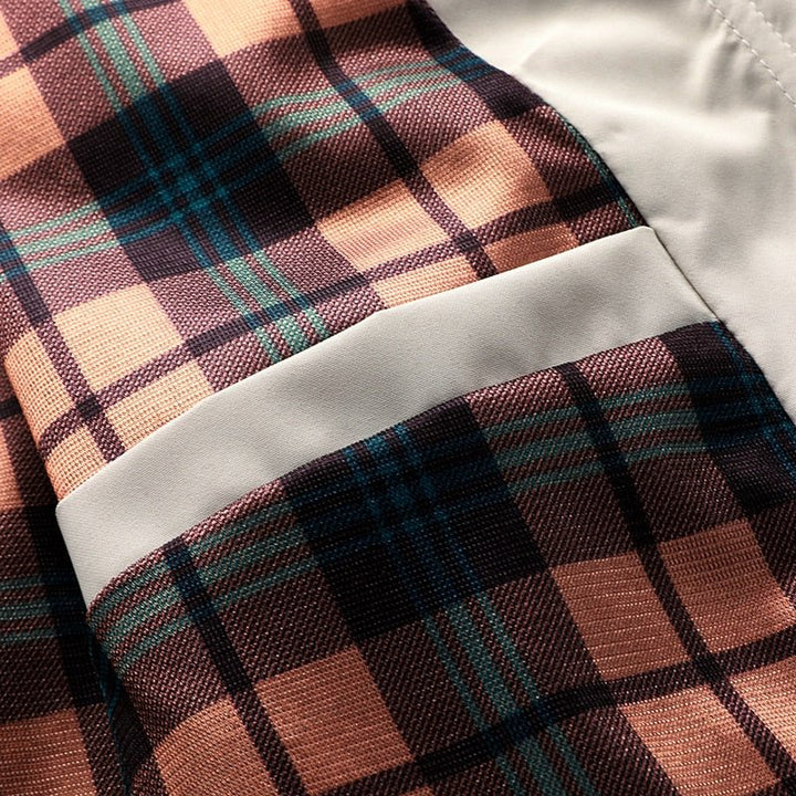 Detalle de bolsillos en chaqueta cortavientos para hombre. Diseño práctico y moda urbana casual.