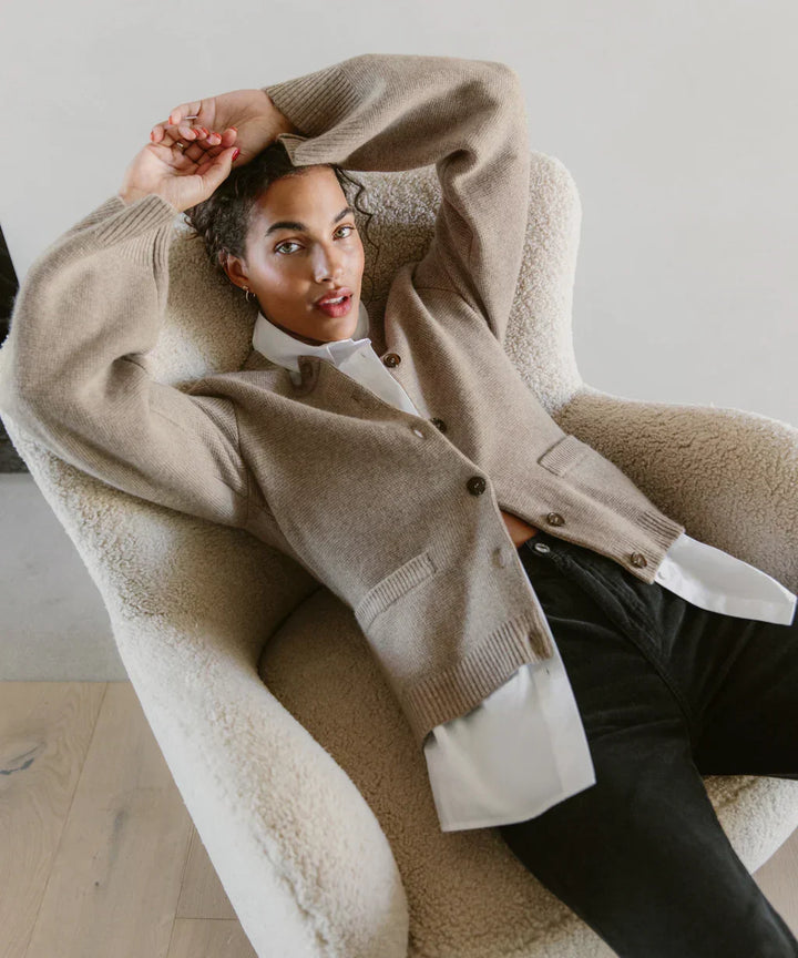 Cardigan de lana de punto para mujer, ideal para días fríos, estilo cómodo y chic.