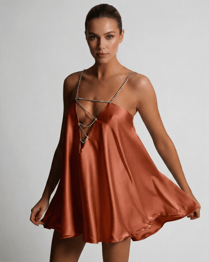 Vestido mini de cóctel color cobre con pedrería brillante, corte A-line, ideal para fiesta de noche. Moda mujer elegante.