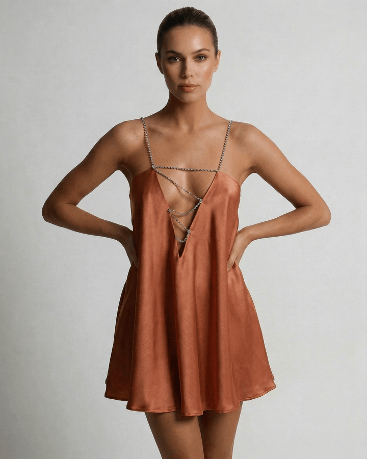 Elegante vestido mini color cobre con pedrería, perfecto para cóctel y fiesta de noche. Moda mujer A-line.