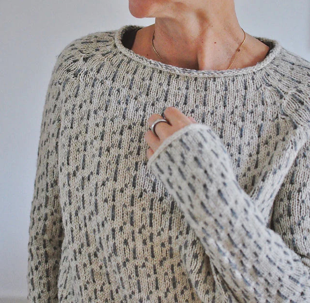 Suéter gris de mujer, escote barco. Tejido estructurado y cálido. Perfecto para estilo casual de otoño/invierno.