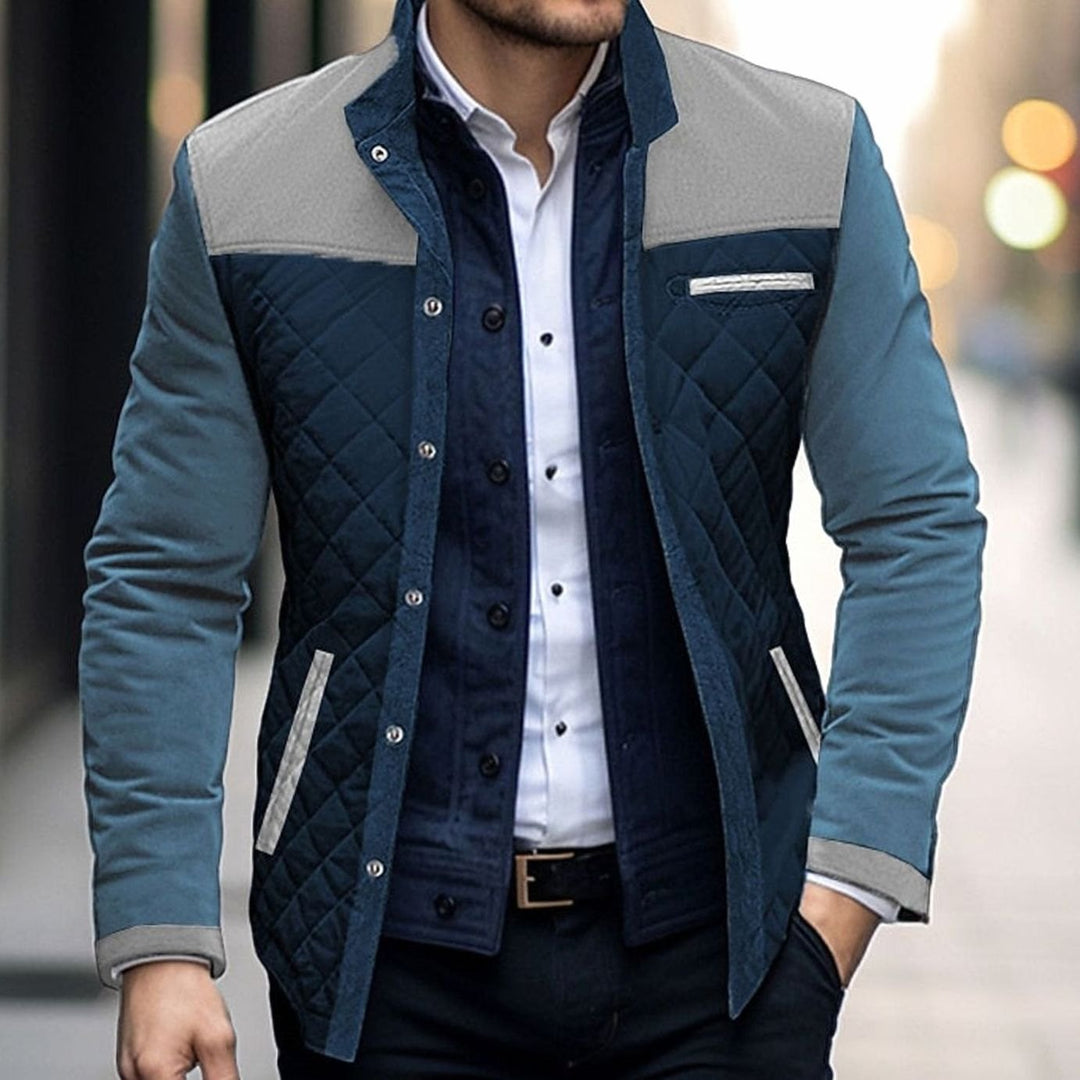 Abrigo casual de hombre color block, acolchado, con cuello alto y cierre de botones a presión. Moda masculina.