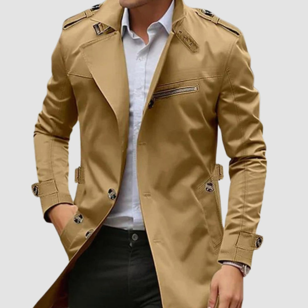 Trench hombre slim fit cruzado, color beige clásico, ideal para un look elegante y moderno de moda masculina.
