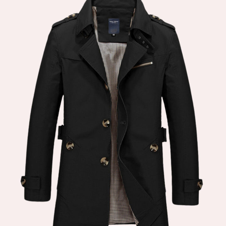 Trench elegante para hombre, ajuste slim fit y diseño cruzado, ofreciendo un estilo sofisticado y contemporáneo.