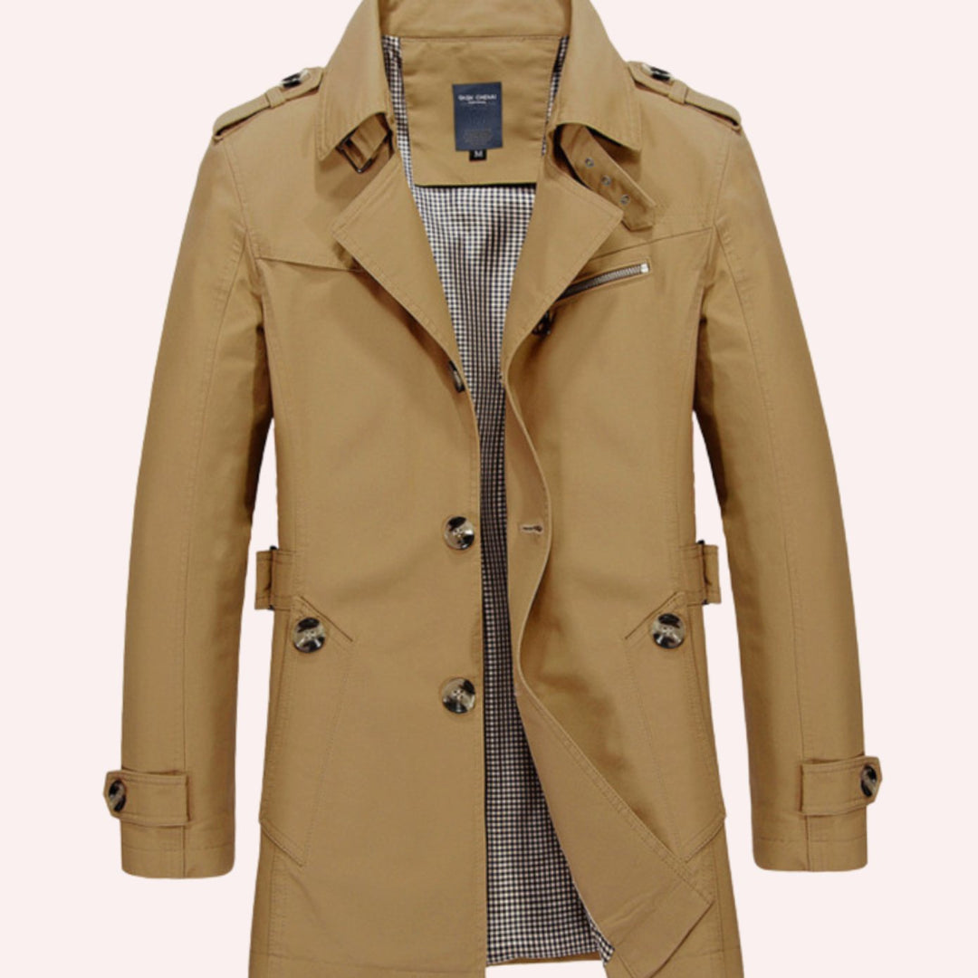 Trench hombre slim fit cruzado, ideal para outfit elegante. Abrigo moderno de moda masculina, estilo versátil.