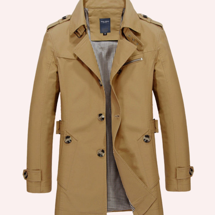 Trench hombre slim fit cruzado, ideal para outfit elegante. Abrigo moderno de moda masculina, estilo versátil.