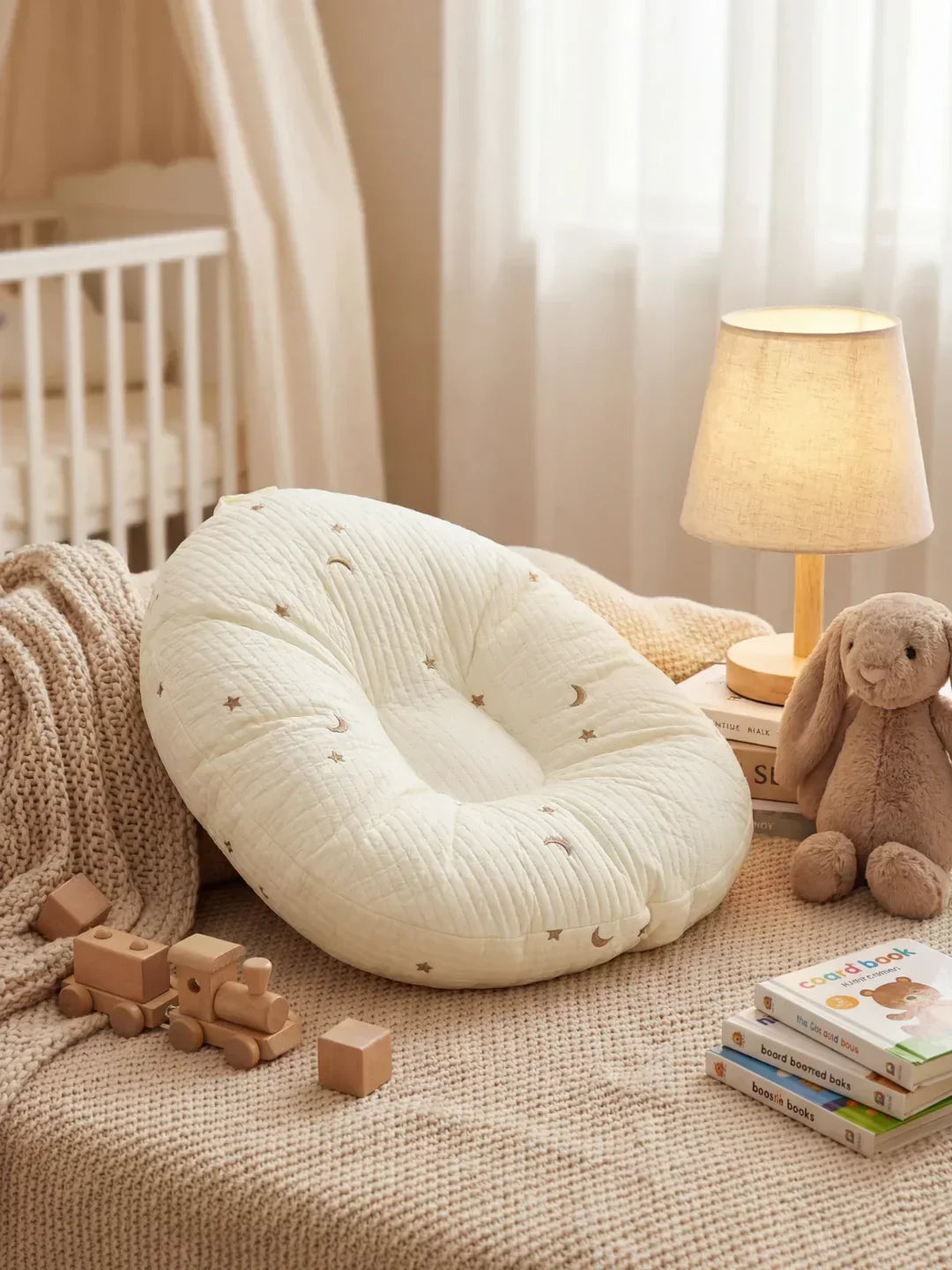 Almohada de lactancia ergonómica que mejora la postura de mamá y reduce el reflujo del bebé.