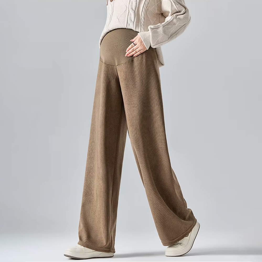 Vista trasera de pantalones de maternidad de pierna ancha, ajuste relajado y transpirable para mujeres embarazadas.