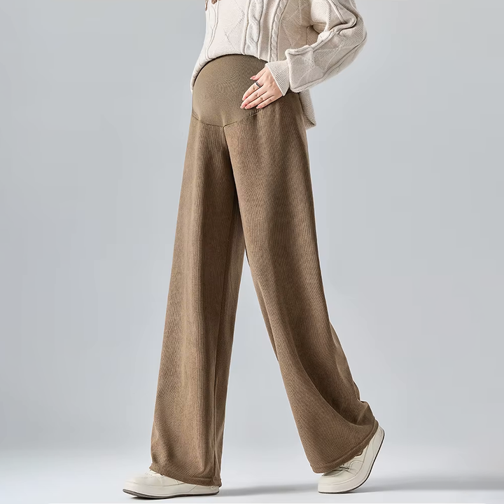 Vista trasera de pantalones de maternidad de pierna ancha, ajuste relajado y transpirable para mujeres embarazadas.