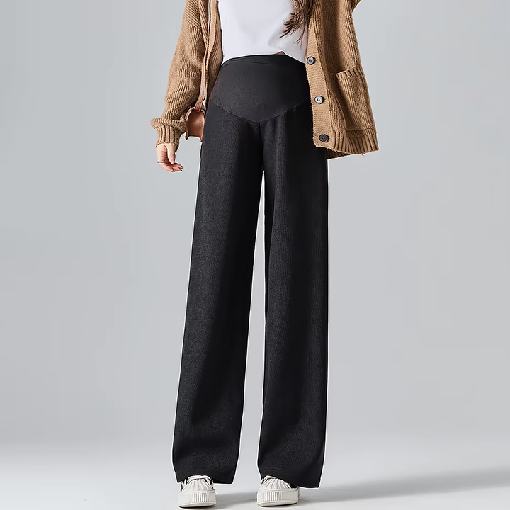 Pantalones de maternidad de pierna ancha en color neutro, ropa cómoda y versátil para embarazadas.