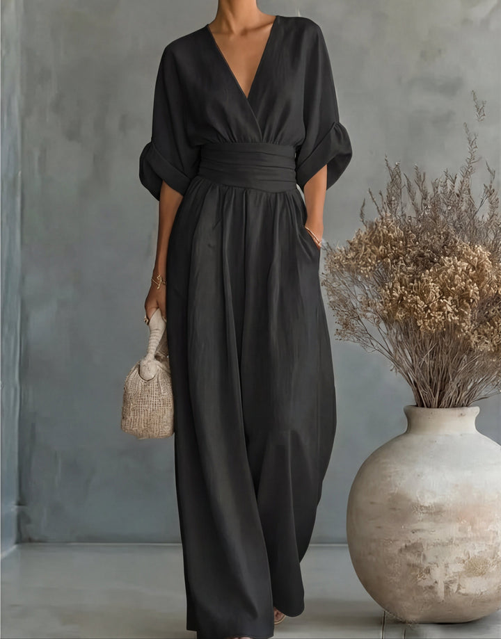 Mono femenino con escote V y pantalón fluido, ideal para ocasiones especiales. Moda versátil.