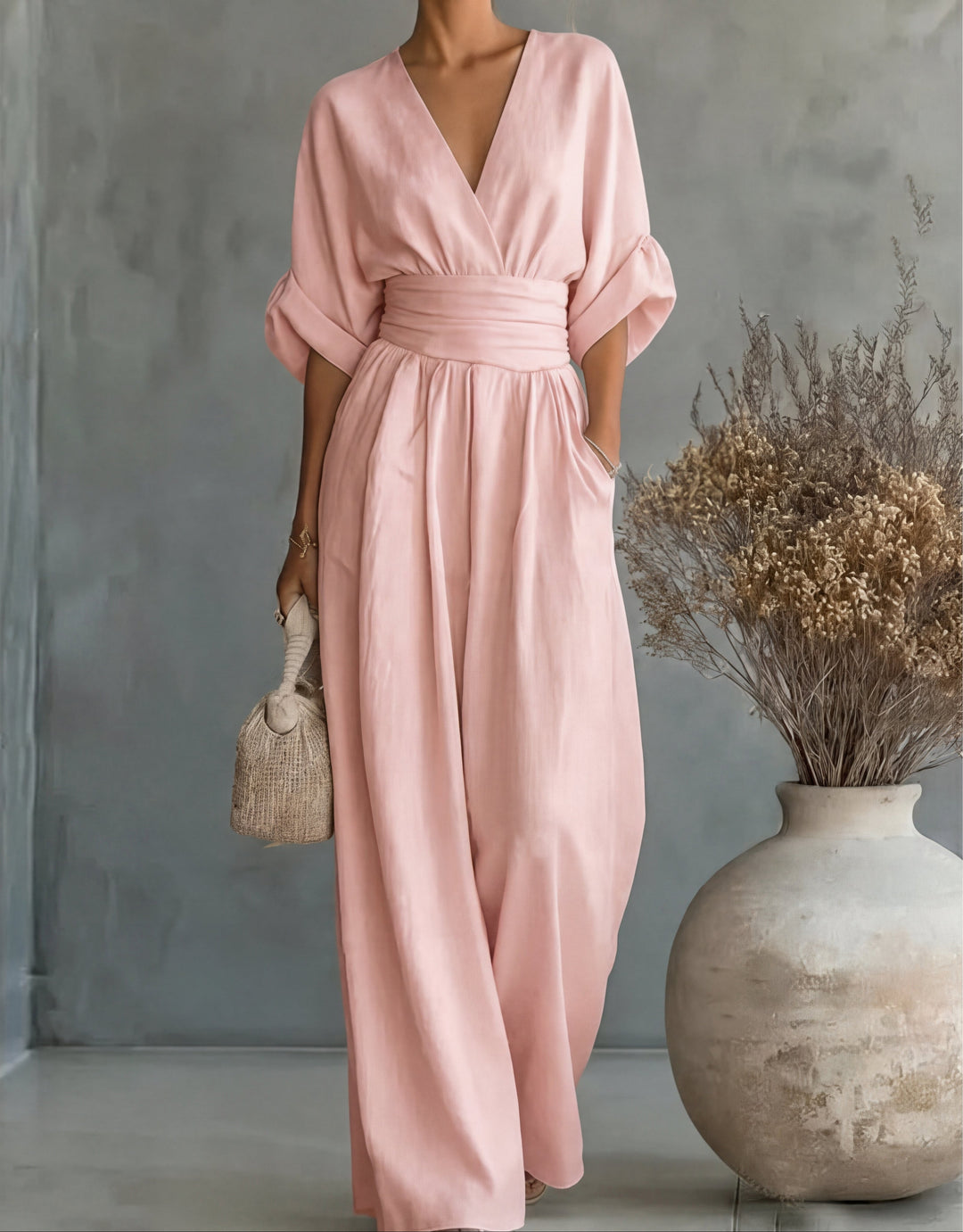 Mono de moda femenina, escote V pronunciado, pantalón ancho. Atuendo fluido y versátil.