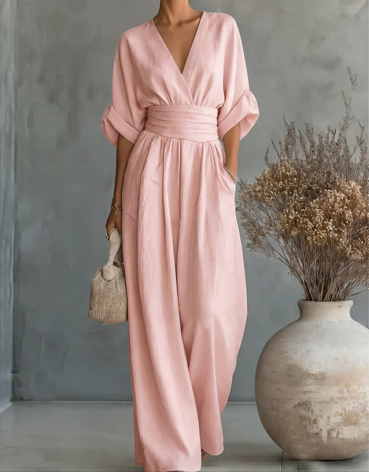 Mono de moda femenina, escote V pronunciado, pantalón ancho. Atuendo fluido y versátil.