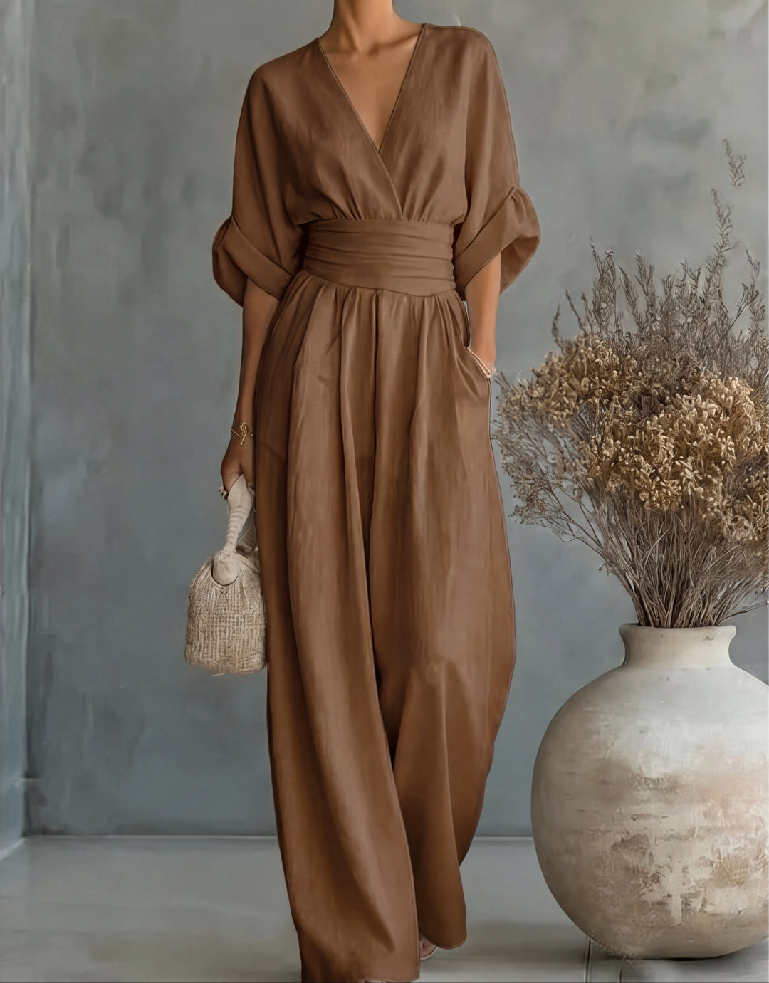 Detalle del escote V y tela fluida de mono de mujer. Ideal para ocasiones especiales y verano.
