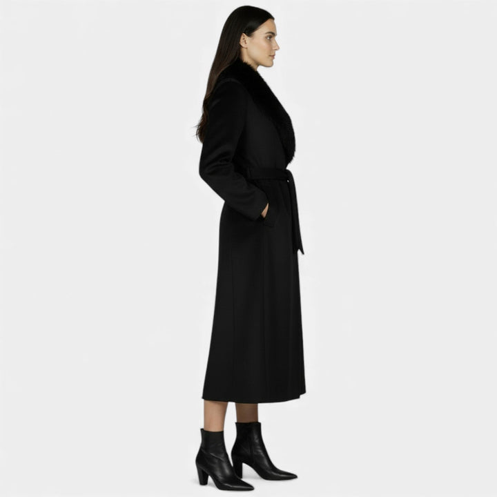 Abrigo de lana beige para mujer, largo y sofisticado, con cuello de piel, perfecto para la moda invernal.