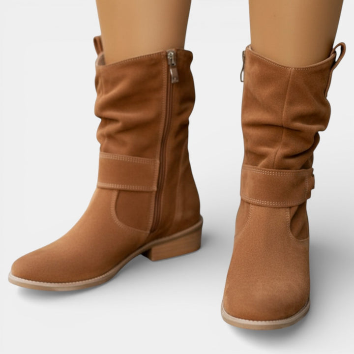 Botas de ante beige con diseño western para mujer, punta fina y tacón cómodo. Calzado femenino casual.