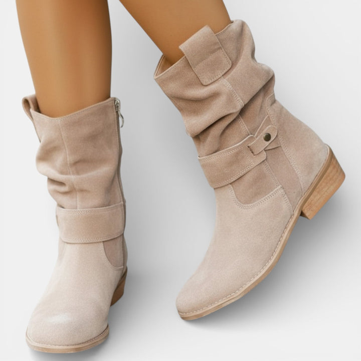 Elegantes botas western de mujer en ante, disponibles en varios colores. Calzado con punta fina para otoño.