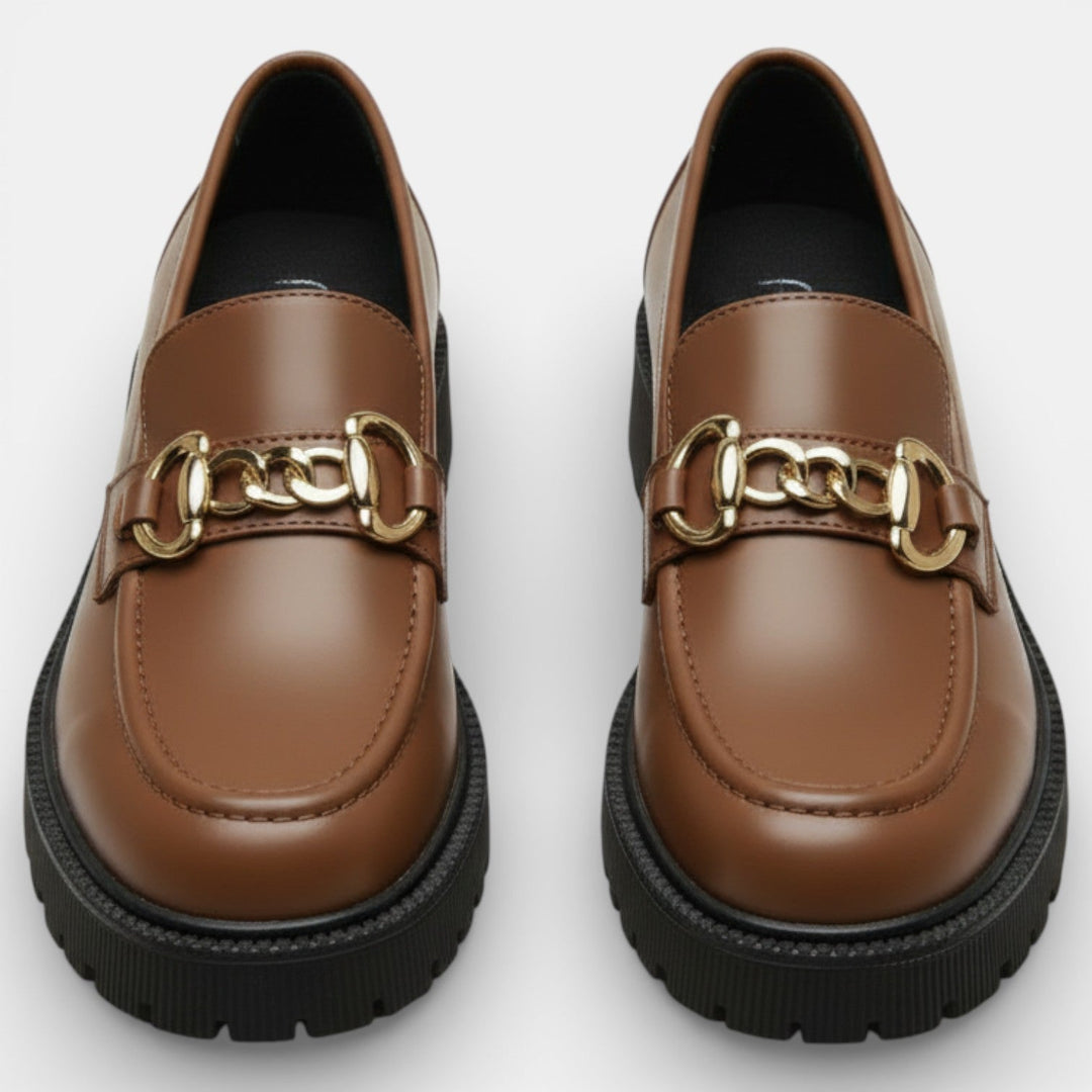 Mocasines clásicos de mujer con plataforma, de piel. Comodidad y estilo retro para cualquier outfit de moda femenina.