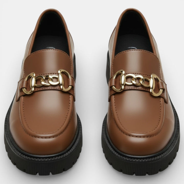 Mocasines clásicos de mujer con plataforma, de piel. Comodidad y estilo retro para cualquier outfit de moda femenina.