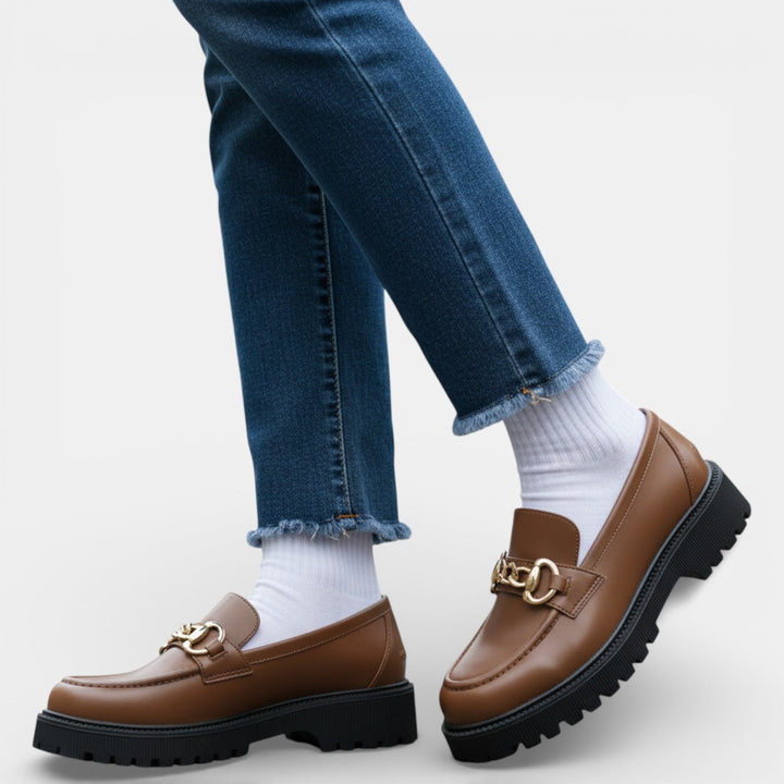 Vista lateral de mocasines retro para mujer con plataforma. Zapatos de piel cómodos y elegantes para estilo oficina.