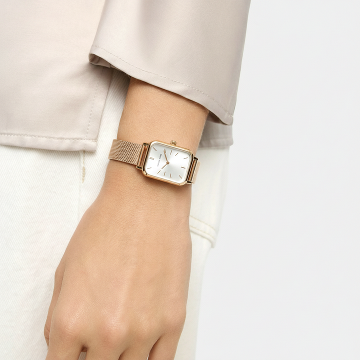Reloj de mujer elegante con esfera de lujo ligero, perfecto como accesorio sofisticado y regalo.