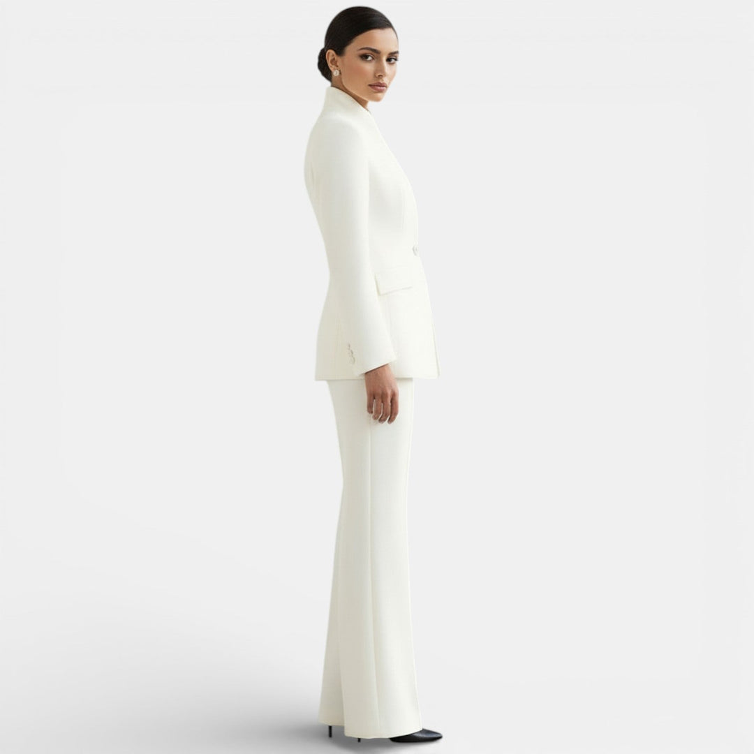 Ropa de oficina para mujer: chaqueta y pantalón elegante y moderno.