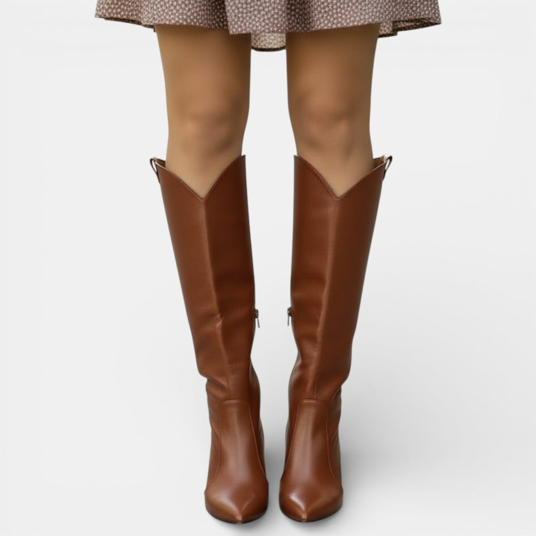 Elegantes botas negras de mujer, media caña, tacón alto, con cremallera lateral para un estilo chic.