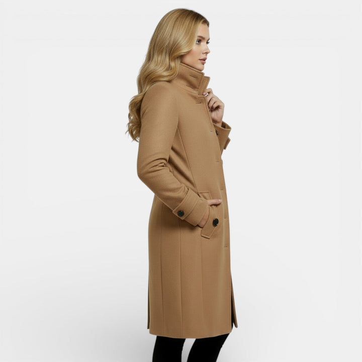 Trench de lana para mujer en color caqui, con corte entallado. Abrigo atemporal y cálido para el invierno.