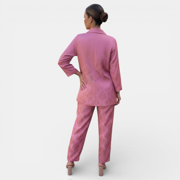 Estilo elegante mujer: Conjunto de blazer y pantalón wide leg, ideal para un look versátil y profesional.