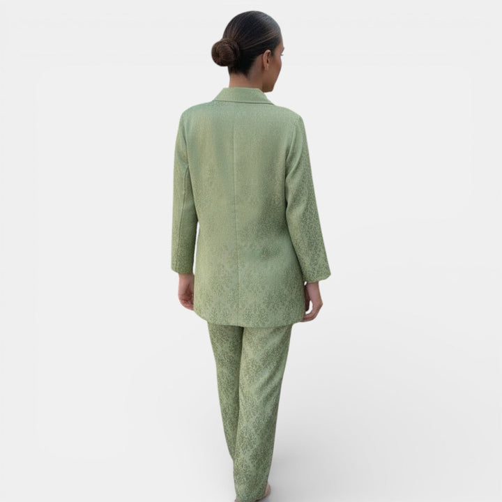 Blazer y pantalón wide leg mujer. Un conjunto elegante y versátil para un look moderno de oficina.