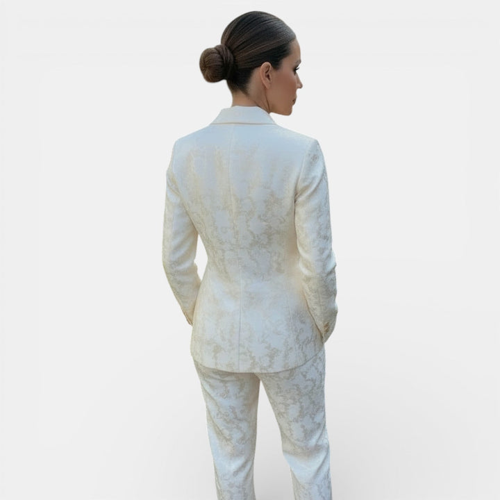 Pantalón wide leg y blazer para mujer. Traje formal moderno, ideal para estilo profesional y chic.