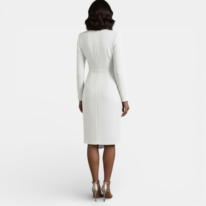 Primer plano de un elegante escote en V de vestido midi para mujer. Detalle sofisticado y femenino.