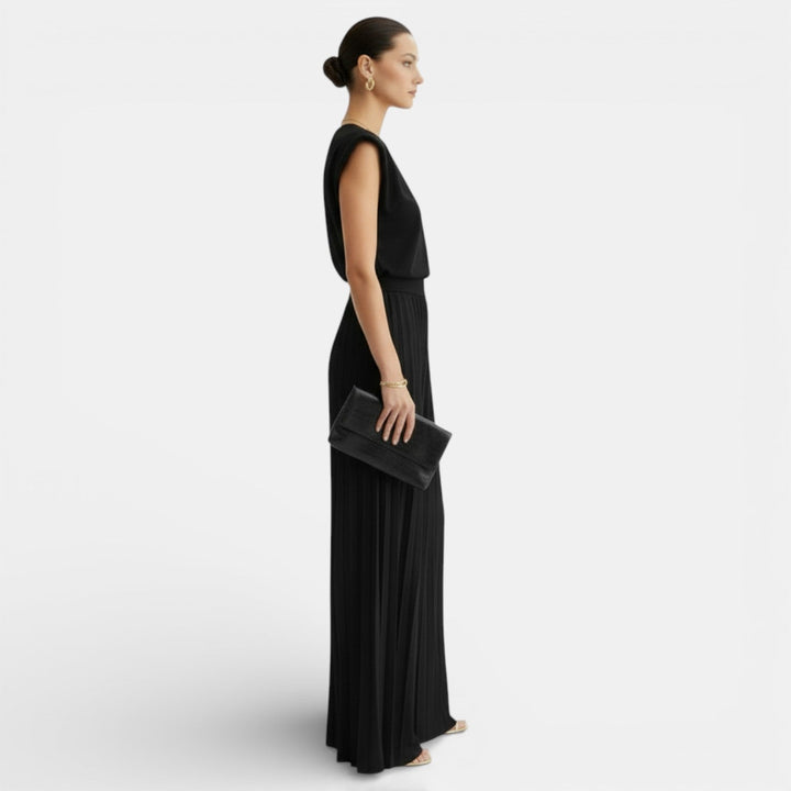 Conjunto mujer sin mangas. Blusa fluida y pantalón wide leg plisado. Ropa de dos piezas moderna.
