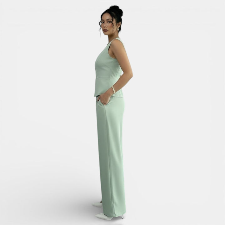 Look casual de primavera: conjunto de dos piezas chaleco y pantalón rojo para mujer.