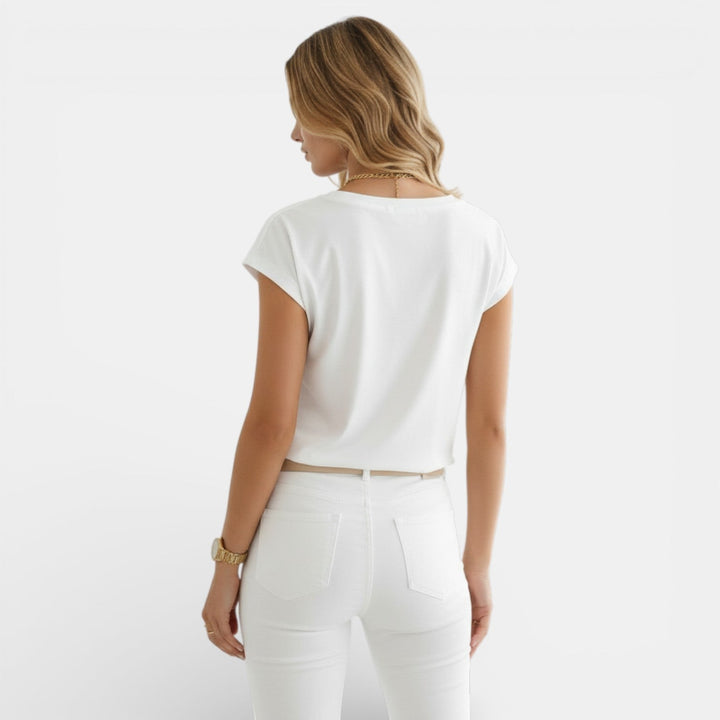 Camiseta elegante de mujer, manga corta y escote V. Moda femenina versátil para look casual o chic.