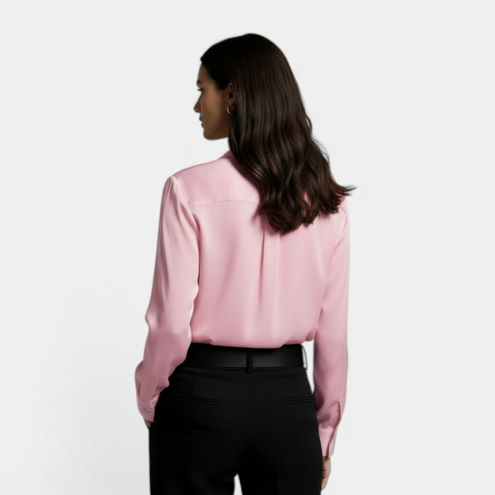 Camisa de mujer con botones decorativos y solapa, corte holgado y manga larga, muy elegante.