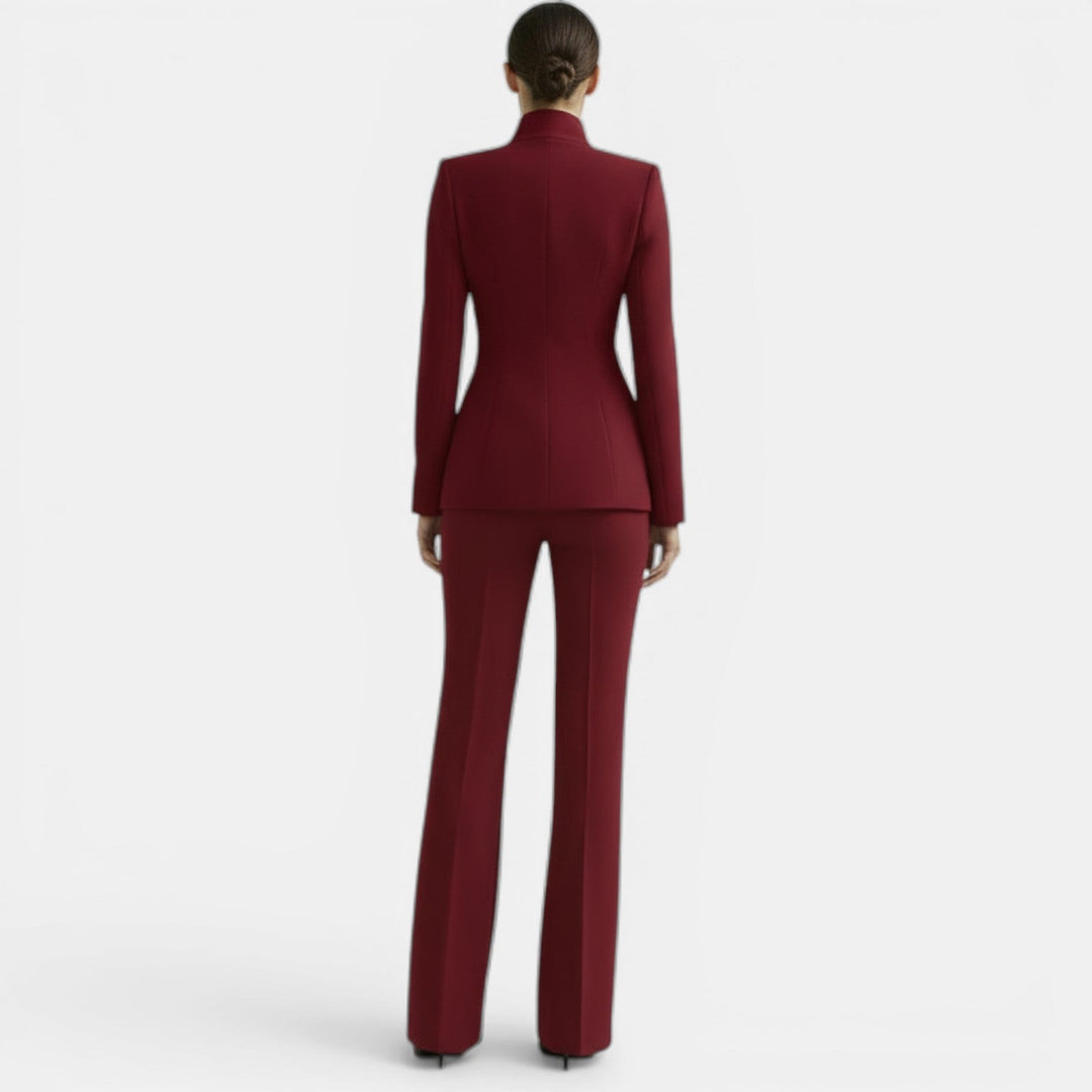 Traje de mujer, conjunto profesional para potenciar tu estilo en la oficina.