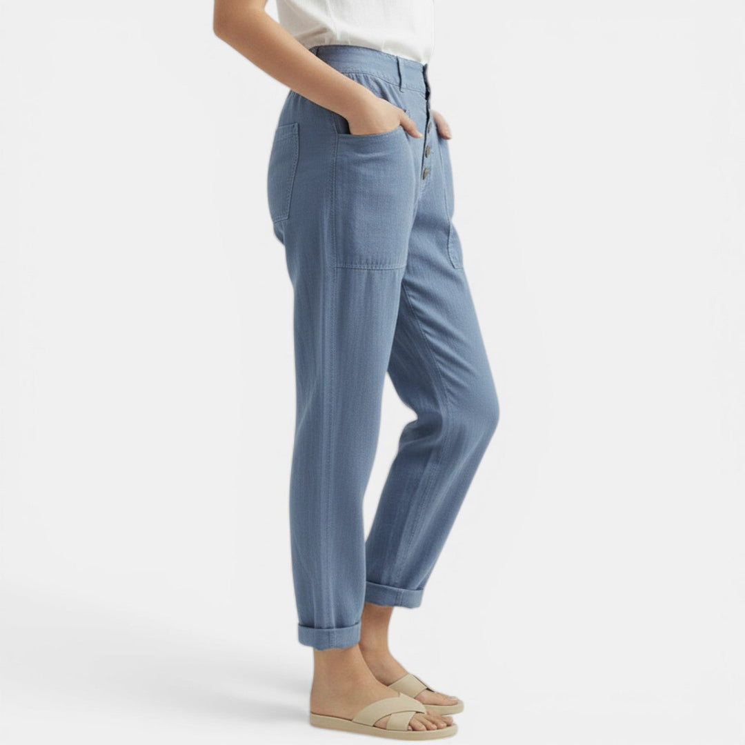 Mujer vistiendo pantalón ancho casual de algodón lino. Moda cómoda y fresca, ideal para el verano.