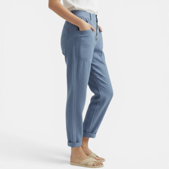 Mujer vistiendo pantalón ancho casual de algodón lino. Moda cómoda y fresca, ideal para el verano.