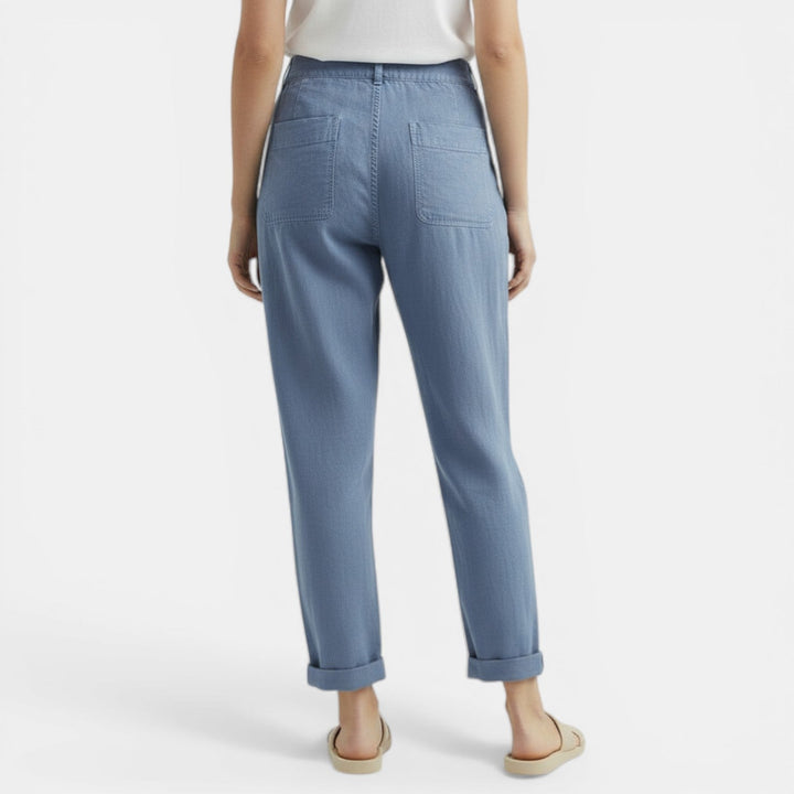 Detalle de pantalón ancho de algodón lino para mujer. Cintura elástica y caída fluida, moda de verano.