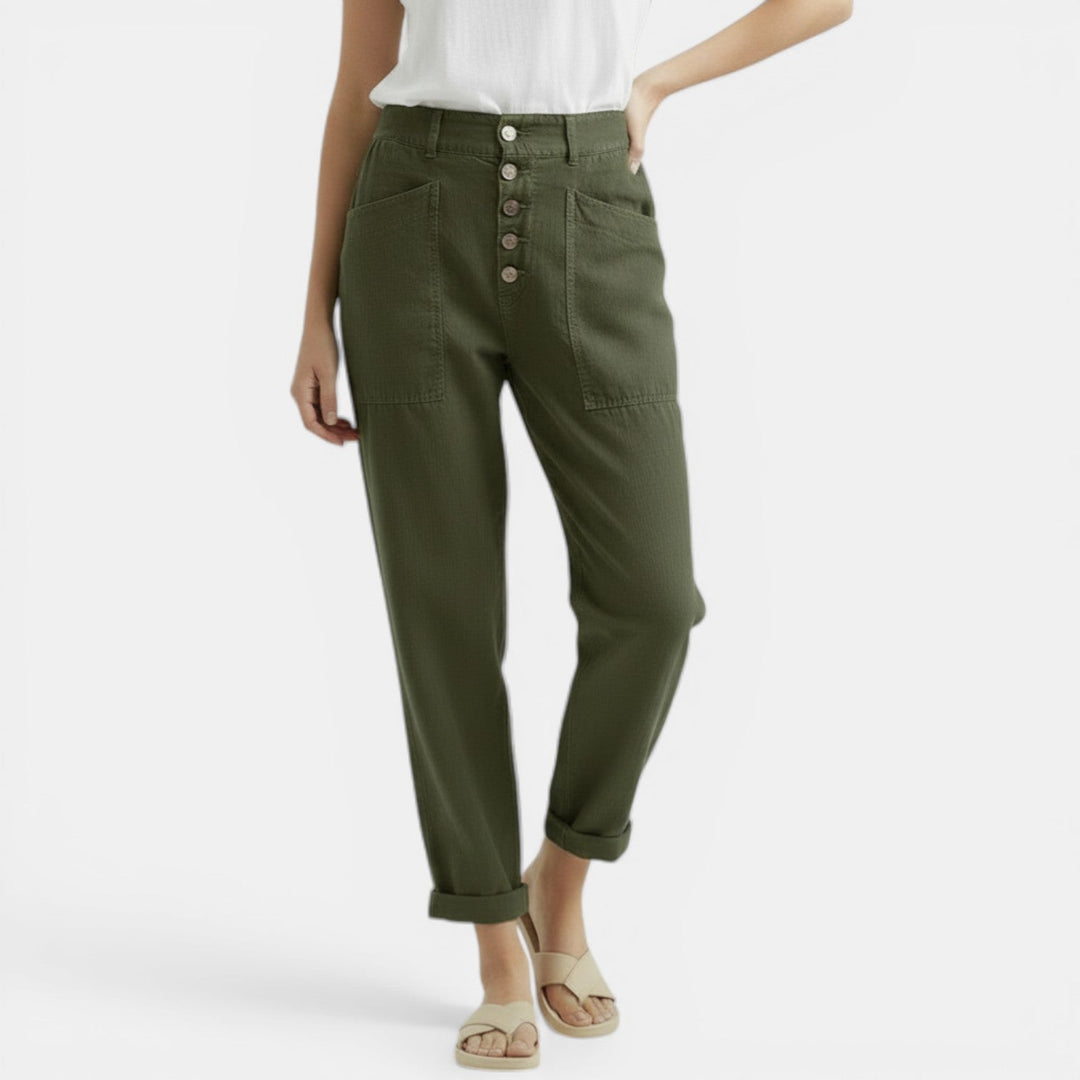 Pantalón ancho de algodón lino para mujer en vista trasera. Silueta relajada y casual, ideal para verano.